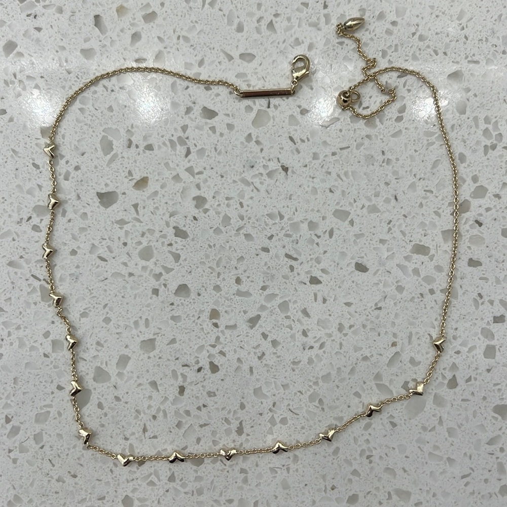 Ari heart necklace in gold.